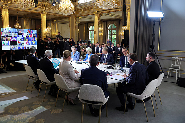 Vojáci NATO na Ukrajině by byli legitimní cíl, řekl Putin. Chce garance pro Rusko