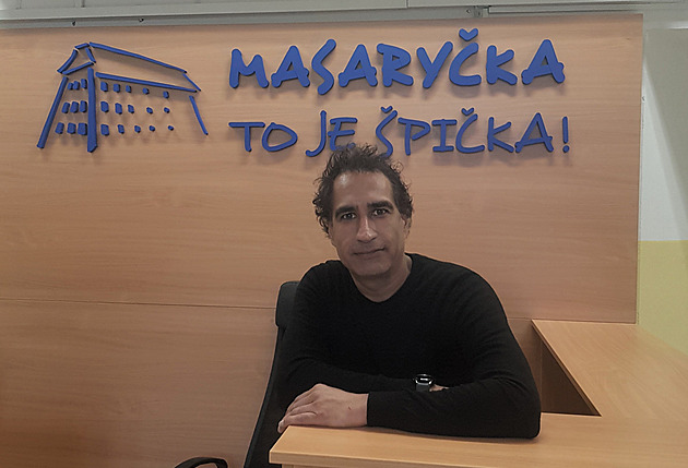 Sam Budhev uí anglitinu na Masarykov základní kole v Litomicích.