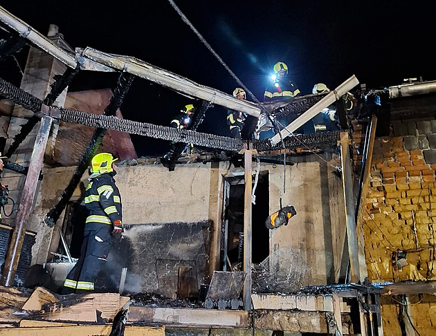 Sedm jednotek hasi hasilo rodinný dm v imicích. (2. 9. 2025)