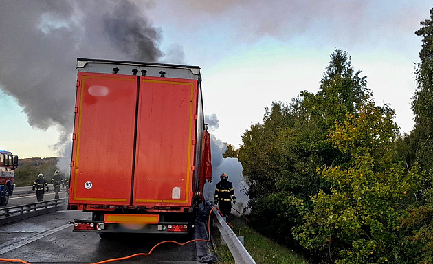 Požár kamionu zastavil dopravu na D5 na Tachovsku ve směru na Rozvadov