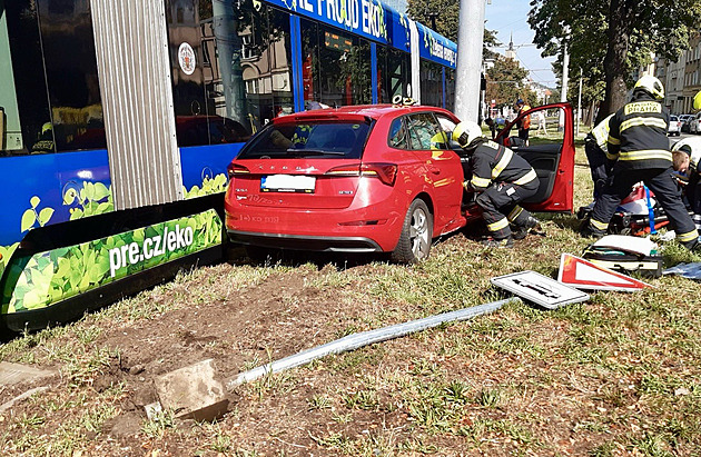 Nehoda tramvaje a auta v pražských Dejvicích. Dva lidé se zranili