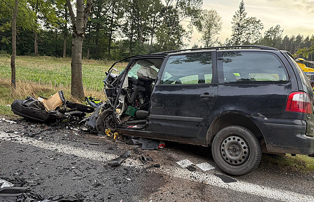 Tragickou dopravní nehodu dvou aut u Choustníkova Hradit na Trutnovsku...