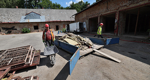 Práce na oprav zchátralých objekt zámecké konírny a mlénice v Parku Boeny...