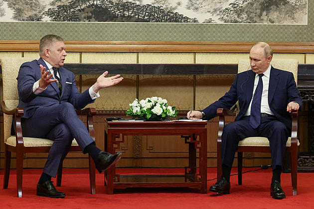 Putin v Číně žertoval s Ficem. Ten má „vážné poselství“ pro Zelenského