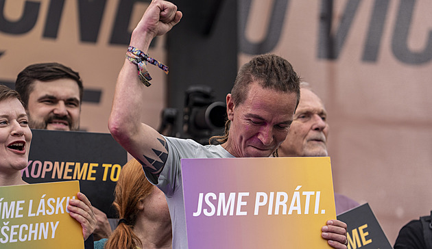 Piráti jdou do voleb se vším, co mají. O Hřibovi mám pochybnosti, říká politolog