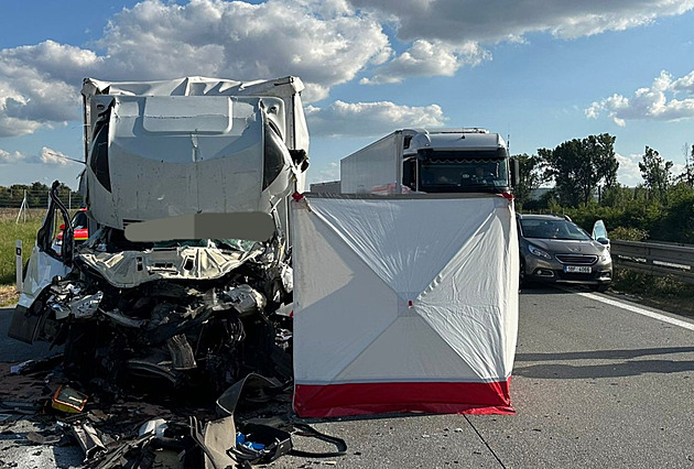 Při srážce s kamionem na D2 zemřel řidič dodávky, dálnice na Brno byla zavřená