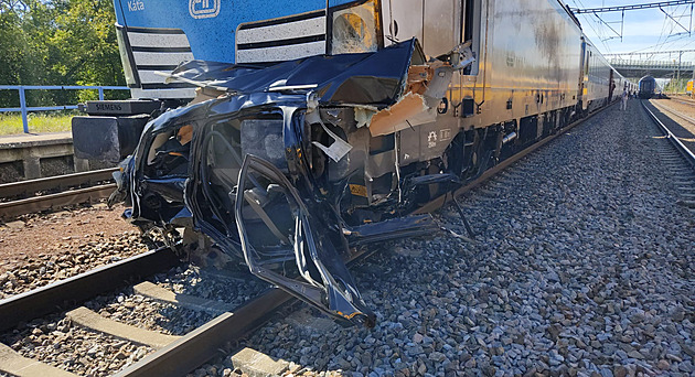 Do auta na pejezdu narazily vlaky z obou smr. Zastavil se hlavní koridor....