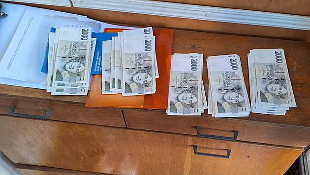 Ztracených sto tisíc v obálce poctivý nálezce vrátil. (2. záí 2025)