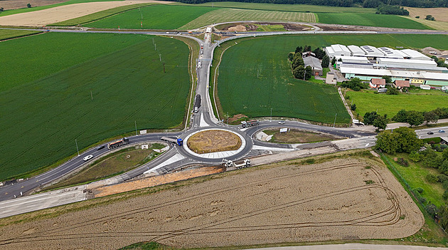 Okruní kiovatka na silnici I/35 u Zámrsku, která bude slouit nájezdu na...