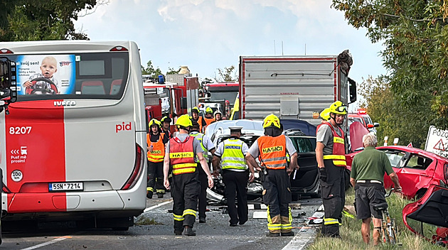 Autobus na Mělnicku narazil do kolony aut, zdravotníci ošetřili 11 lidí