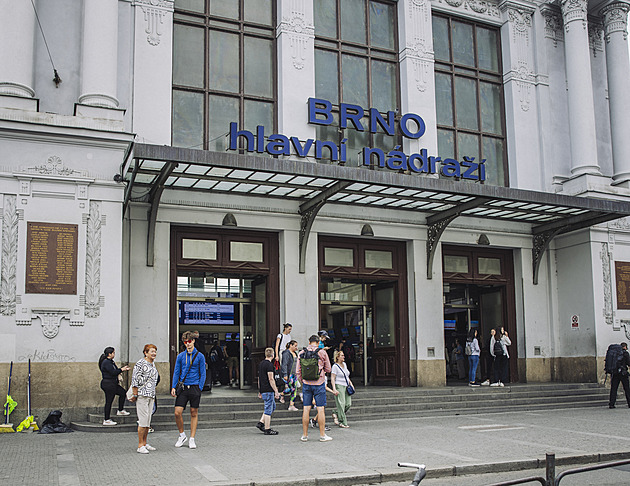 U nádraží v Brně ubylo bezdomovců. Pokuty nezabíraly, pomohlo jiné opatření