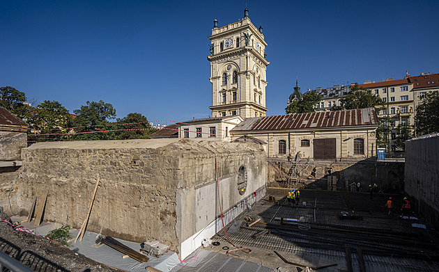 Stavba centra Hydropolis na Vinohradech pokračuje, dno vodojemu zpestří obří vana