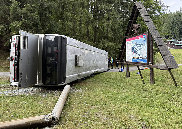 Havárie autobusu se studenty hluboko v Beskydech. Na místě je 32 zraněných