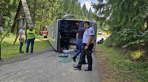 Zanedbaný servis. Policie obvinila řidiče i firmu za nehodu autobusu v Beskydech Zanedbaný servis. Policie obvinila řidiče i firmu za nehodu autobusu v Beskydech