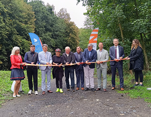Na cyklostezku pod hradem Loket padají kameny, město chce letos svah zajistit