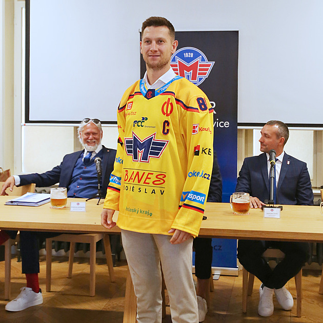 Na tiskov konferenci ped startem sezony 2025/2026 hokejist eskobudjovickho Banes Motoru pedstavili mimo jin i nov dresy. Na snmku kapitn tmu Michal Bul. (8. z 2025)