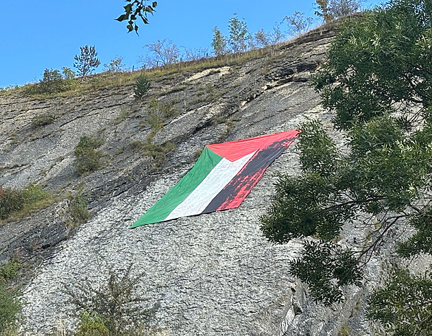 Velká palestinská vlajka na Branických skalách v Praze 4. (3. záí 2025)