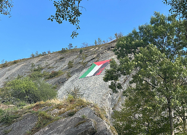 Na chráněných Branických skálách visela palestinská vlajka