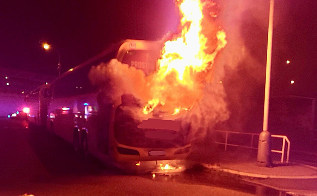 V praských Holeovicích krátce po plnoci hoel dálkový autobus. (3. záí 2025)