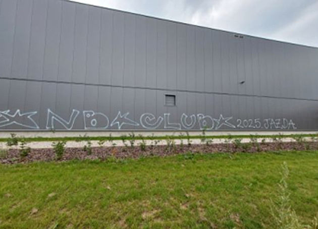 Posprejovaná stna prodejny Möbelix v hradeckém Bezhradu