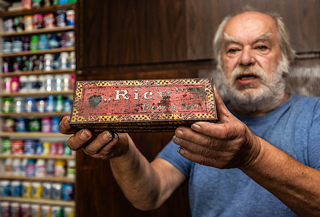 Sbratel Lubomír Kouim ukazuje obal od výkaek z roku 1901.