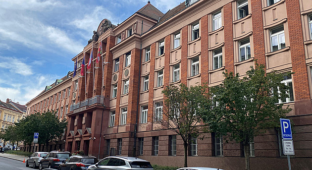 Budova Krajského úadu Plzeského kraje ve kroupov ulici v Plzni (9. záí...