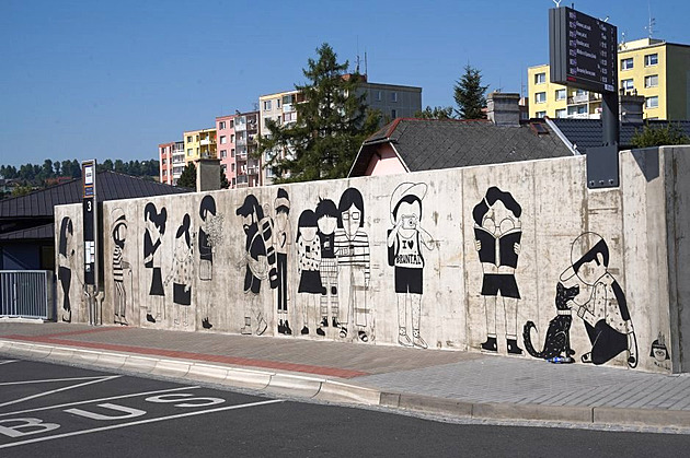 Bruntál ozdobily nástnné malby. Ta ernobílá je u autobusového stání.