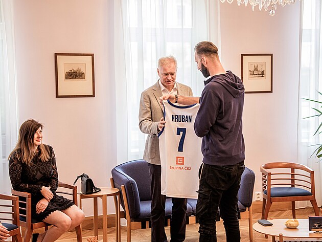 Reprezenta�n� kapit�n Vojt�ch Hruban d�v� dres Martinu V�tkovi, �esk�mu...