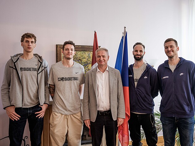 Adam Kejval, V�t Krej��, Vojt�ch Hruban a Martin Peterka p�i n�v�t�v� ambas�dy...