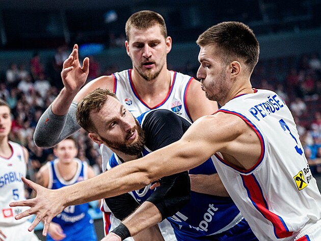 Český basketbalista Martin Kříž se dostal do potíží v souboji se srbským duem...