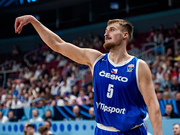 Český basketbalista Jan Zídek při střele na srbský koš.