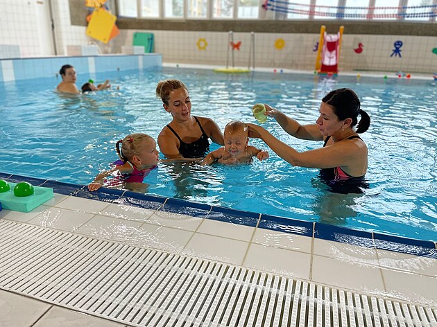 Kouzlo kojeneck�ho plav�n� v Hradci Kr�lov�: radost pro d�ti i rodi�e