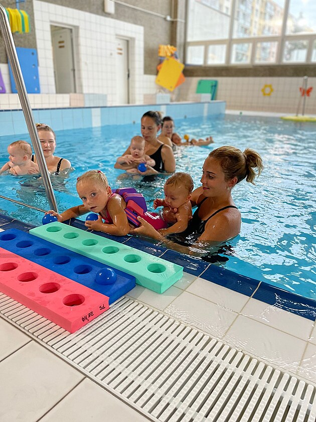 Kouzlo kojeneck�ho plav�n� v Hradci Kr�lov�: radost pro d�ti i rodi�e