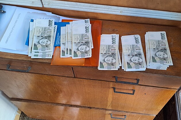 Ztracených sto tisíc v obálce poctivý nálezce vrátil. (2. záí 2025)