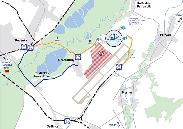 Mapa ukazuje, jak se dostat ze zastávek hromadné dopravy (vlaku a autobus) na...