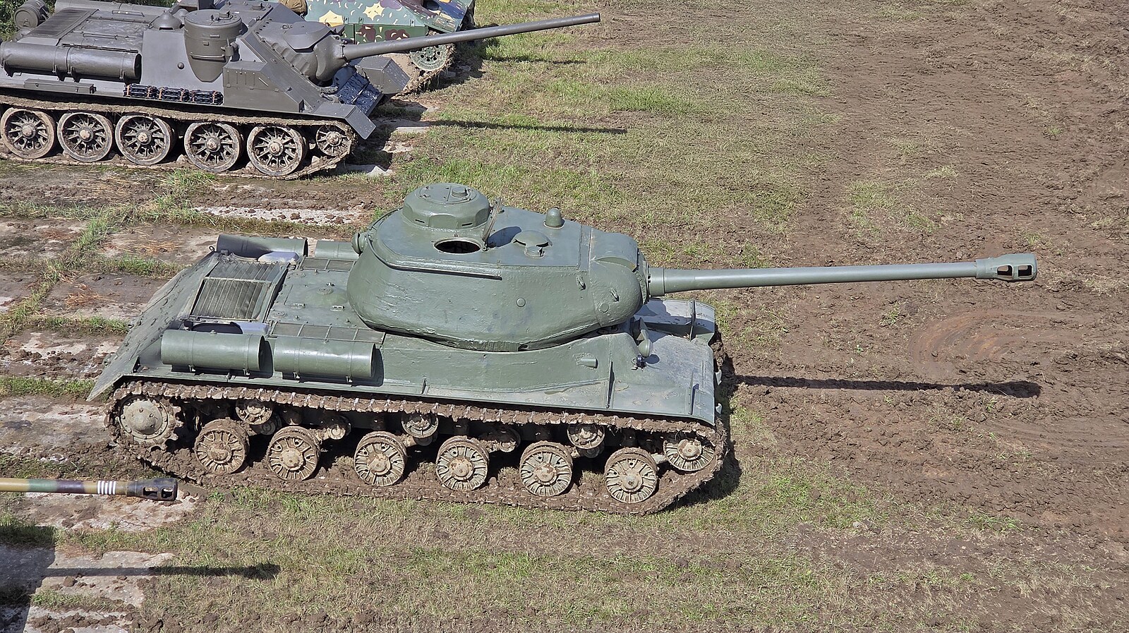 Na Tankovém dni v Lešanech se převrátilo vozidlo Tatra, dvě děti se zranily