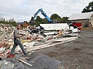 Likvidace nelegln skldky v Tchanov u Jikova na Bruntlsku zaala. (9....