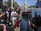 Greta Thunbergová v Barcelon� nastupuje na jednu z lodí mí�ící do Pásma Gazy s...