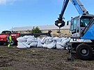 Zahjen odvozu neleglnho odpadu z Jikova na Bruntlsku