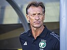 Hervé Renard, trenér Saúdské Arábie, sleduje výkon svých sv��enc�.