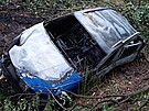 Auto vyletlo ze silnice a zaalo hoet. idie nali mrtvho pod vozem. (2....