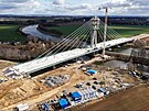 Stavba lanovho mostu pes eku Labe v Pardubicch (25. nora 2025)