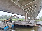 Bourn doasnch podpr lanovho mostu z pontonu plovoucho na Labi v...