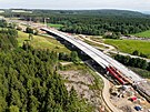 Tm plkilometrov mostn estakda na dlnici D35 mezi Janovem a Opatovcem...