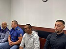 Na lavici obalovanch usedla trojice mu - (zleva) Petr L., Duan L. a Jakub...