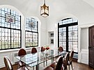 Nádherná jsou pvodní vitráová okna z 20. let 20. století.