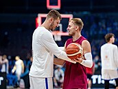 Martin Peterka zdraví Arturse agarse ped zápasem s Lotyskem na EuroBasketu.