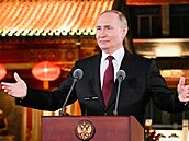 Ruský prezident Vladimir Putin hovoí na konci své návtvy íny, kde se...