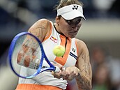 Markéta Vondrou�ová hraje bekhend v osmifinále US Open.