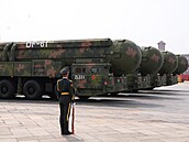 Vojenská p�ehlídka v Pekingu. Na snímku mezikontinentální balistická raketa...